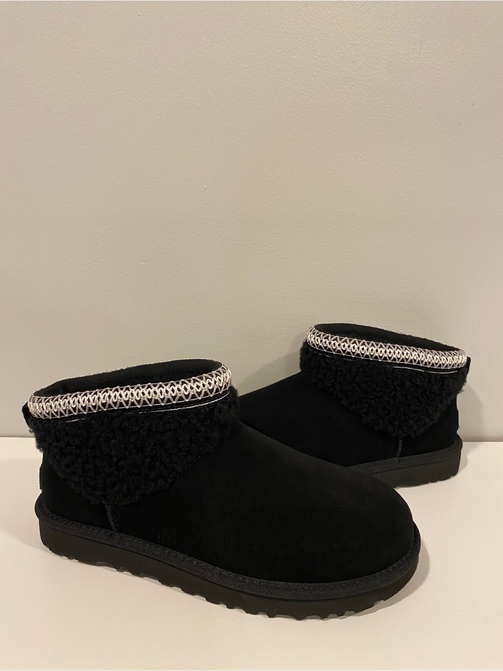 UGG Classic Ultra Mini Maxi Curly Boots in Black-Authenticated With QR Code NWOB